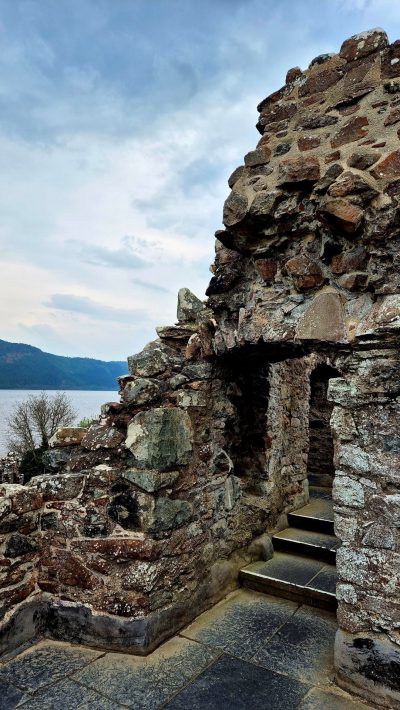 Urquhart Castle Daktent op Reis